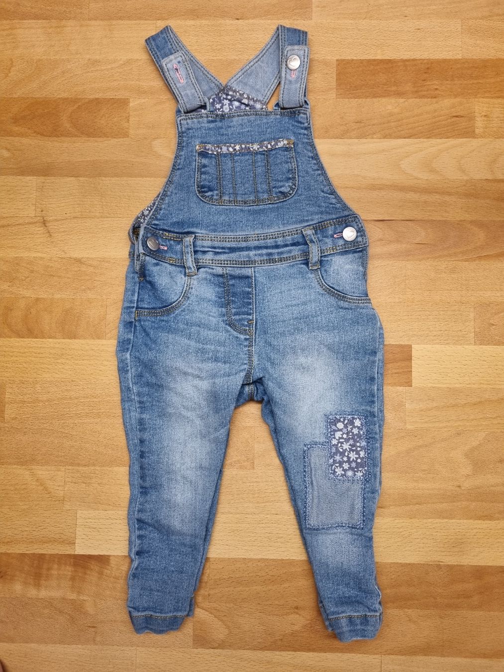 Pantaloni: Jeans Latzhose Mädchen 80 – Usato da Unteriberg venduto da ste_ruh
