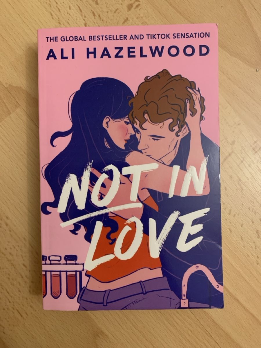 Libri: Not In Love by Ali Hazelwood  – Nuovo (secondo la descrizione) da St. Gallen venduto da cok_g5gn