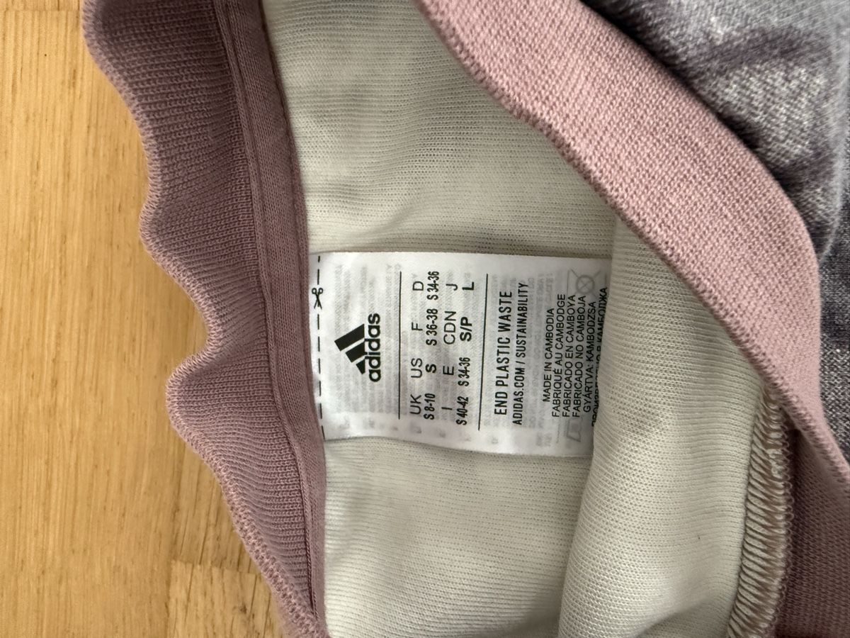 Adidas Pulls & Sweat-shirts: Adidas Pullover Blumenmuster grau rosa Grösse S – D'occasion à Hägendorf par Mocca72 2