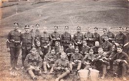 Soldaten verpflegen sich, etwa 1914