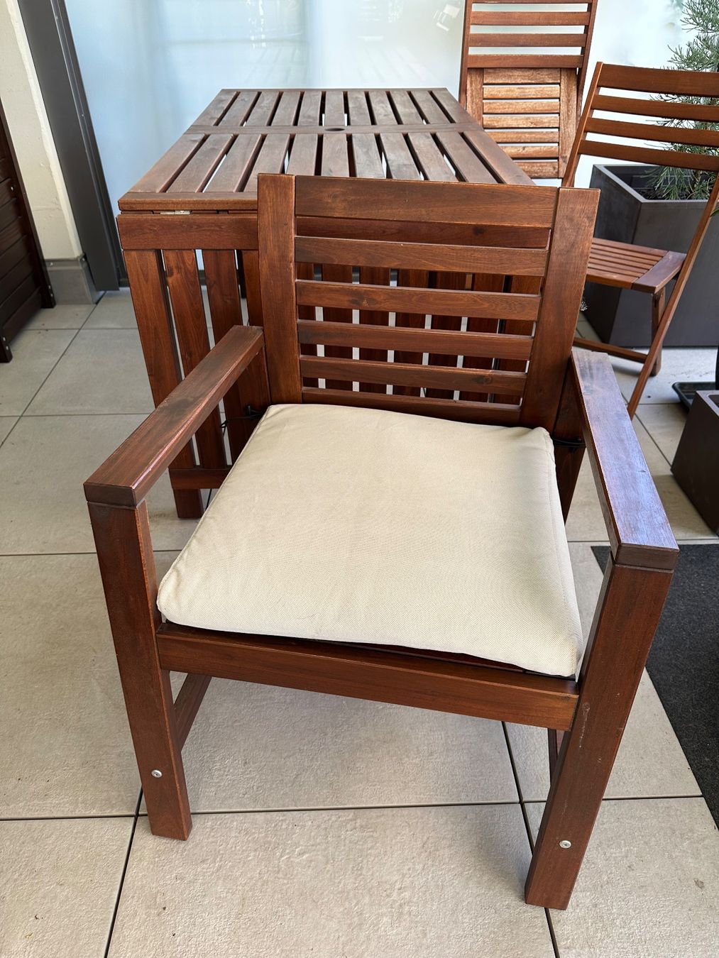 Ikea Set di tavolo e panche: Garten-/Balkontisch mit Stühlen – Usato da Stäfa venduto da Bulldog4 3