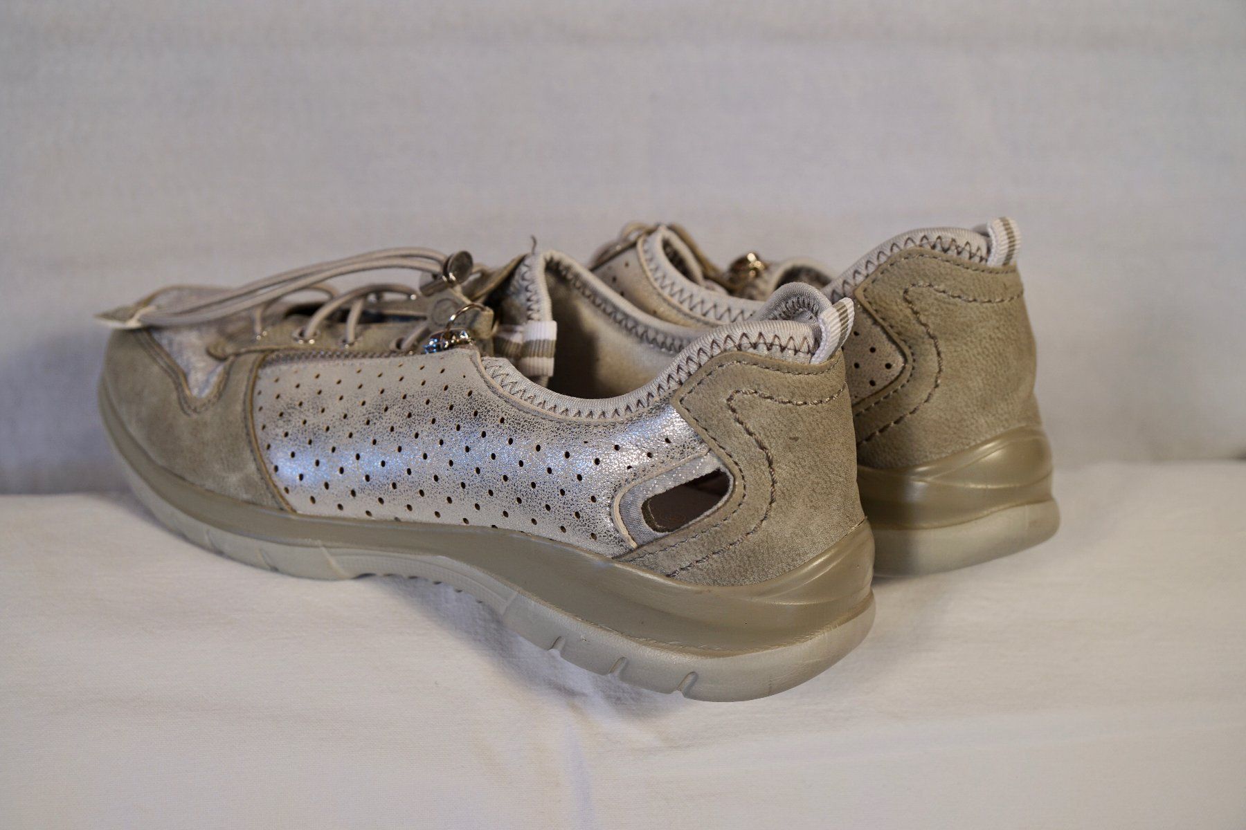 Scarpe da donna: Sneaker Grises - Taille 38 - Neuves – Usato da Haute-Nendaz venduto da Violette123 3