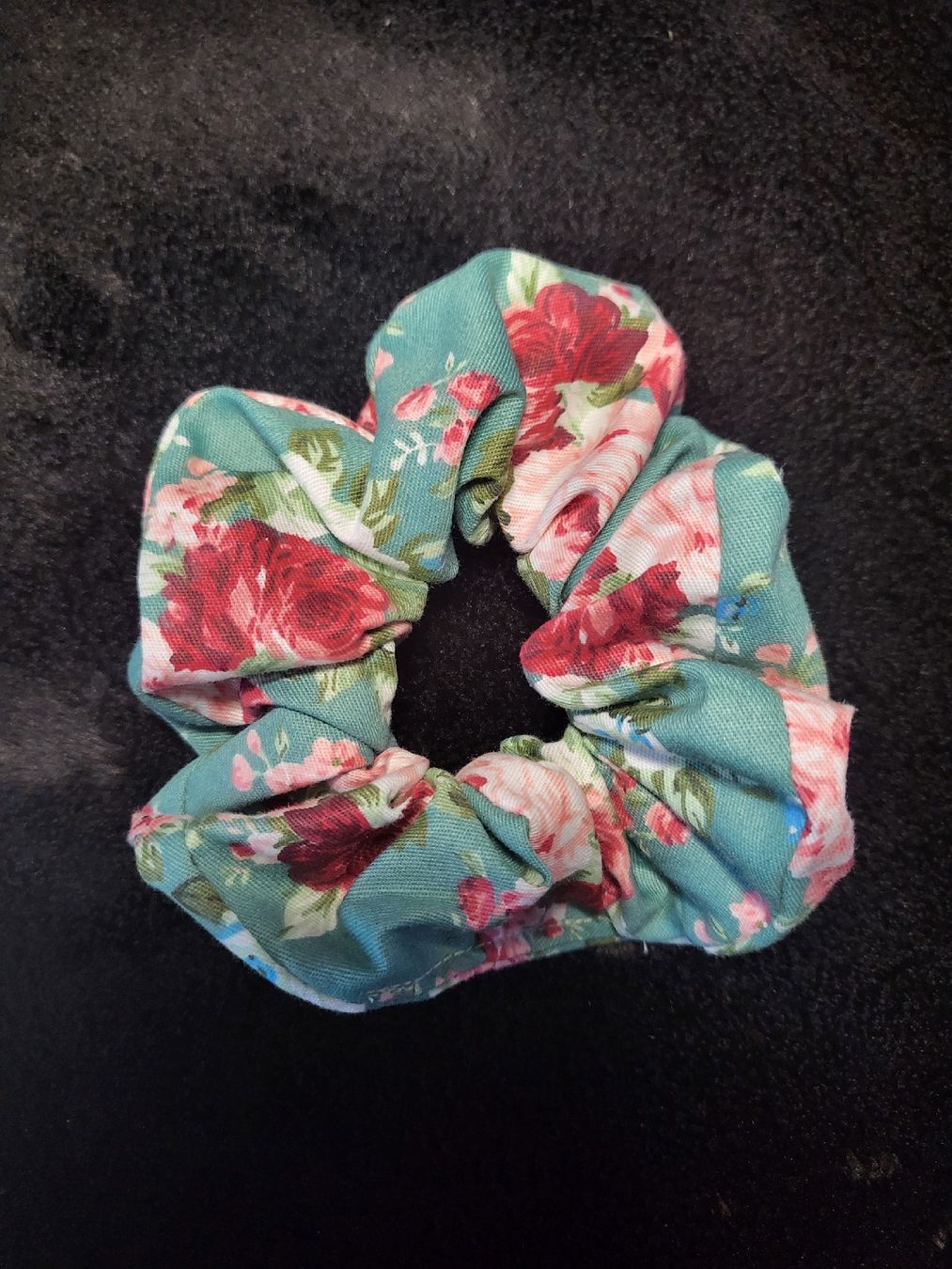 Accessori per capelli: Scrunchie / Blumenmuster / Handgenäht  – Nuovo e nell'imballaggio originale da Lömmenschwil venduto da S4BR1N4