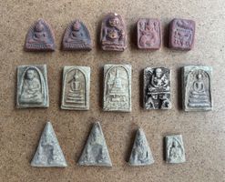 14 verschiedene Asiatische Amulette, Medaillen