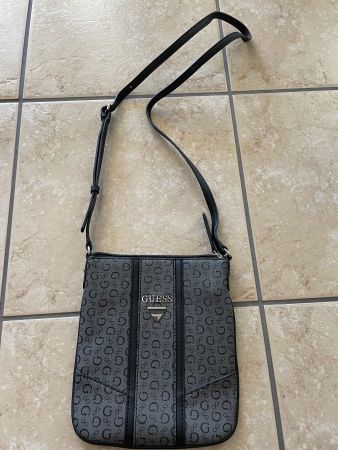Tasche Guess schwarz grau monogramm guter Zustand