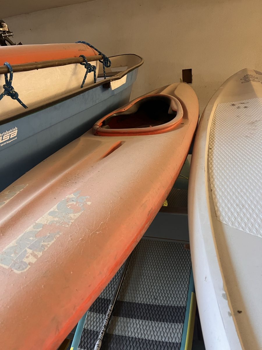 Boote: Rotes Kayak – Gebraucht aus Richterswil von valeriominutillo 1
