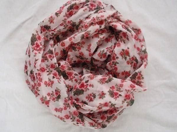 Foulard & Sciarpe: BLÜEMLI, ROSEN SCHAL- NEU IM TREND – Nuovo e nell'imballaggio originale da Honau venduto da sainj