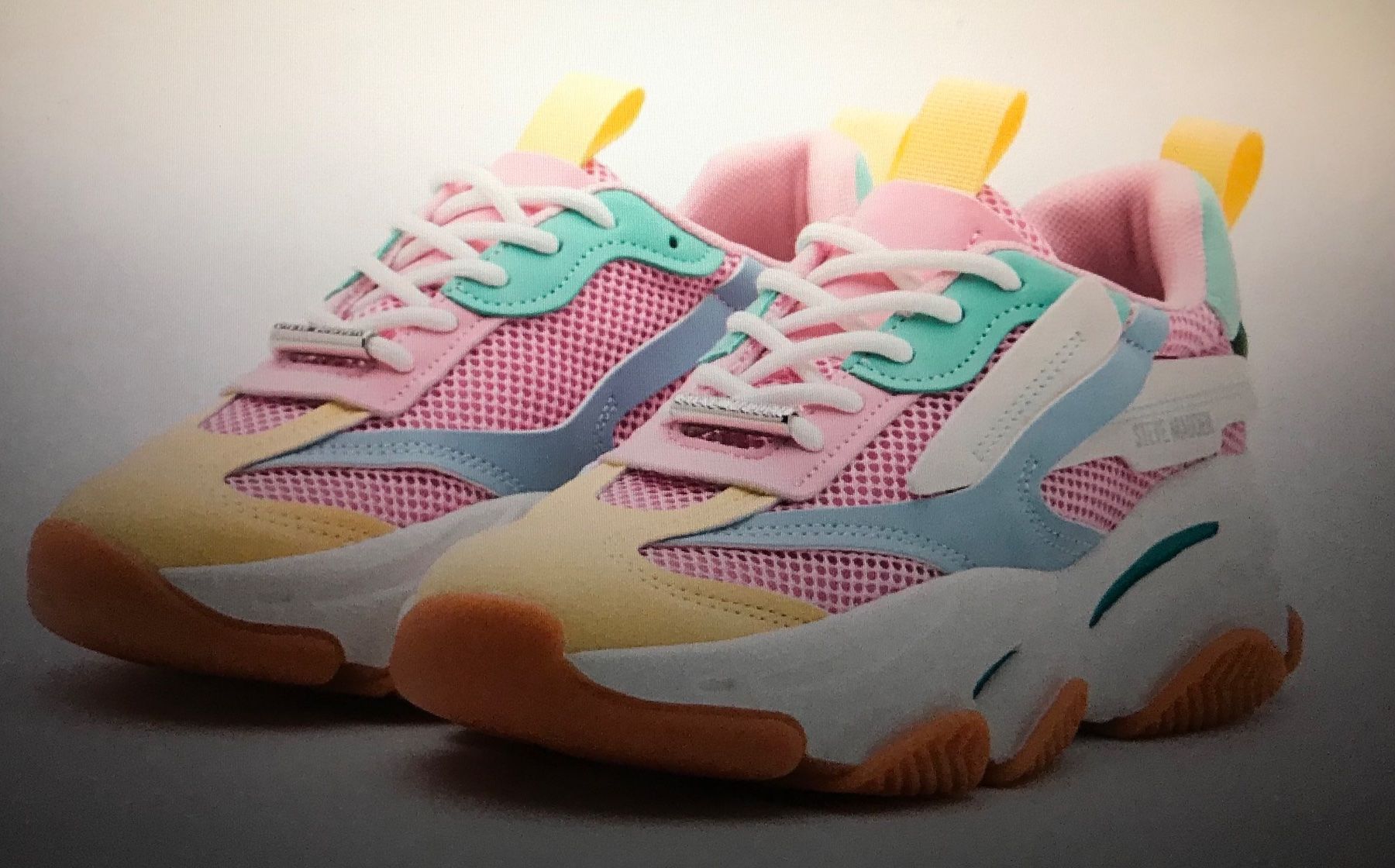 Steve Madden Damenschuhe: Sneaker Steve Madden bunt, Gr.39 – Gebraucht aus Zürich von KEEPINSPIRED 1