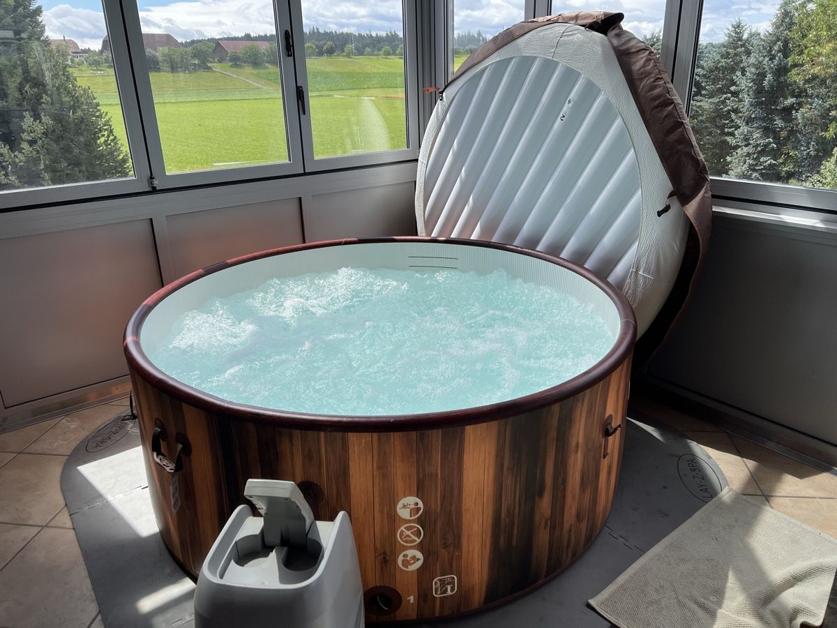 Bestway Whirlpool: Whirlpool Lay-Z-Spa Helsinki – Gebraucht aus Neuendorf von