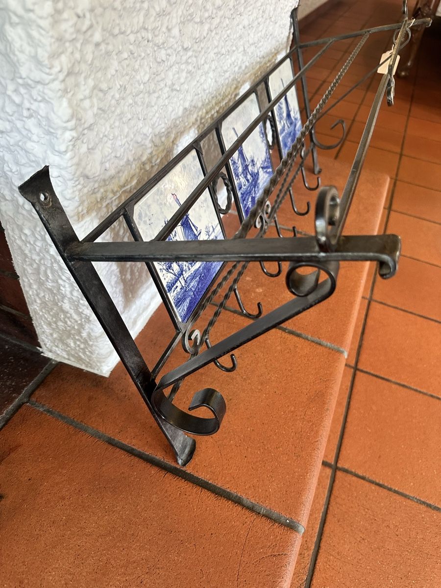 Guardaroba: Vintage Delft Tile Rack with Hooks – Usato da Villmergen venduto da JacRon 1