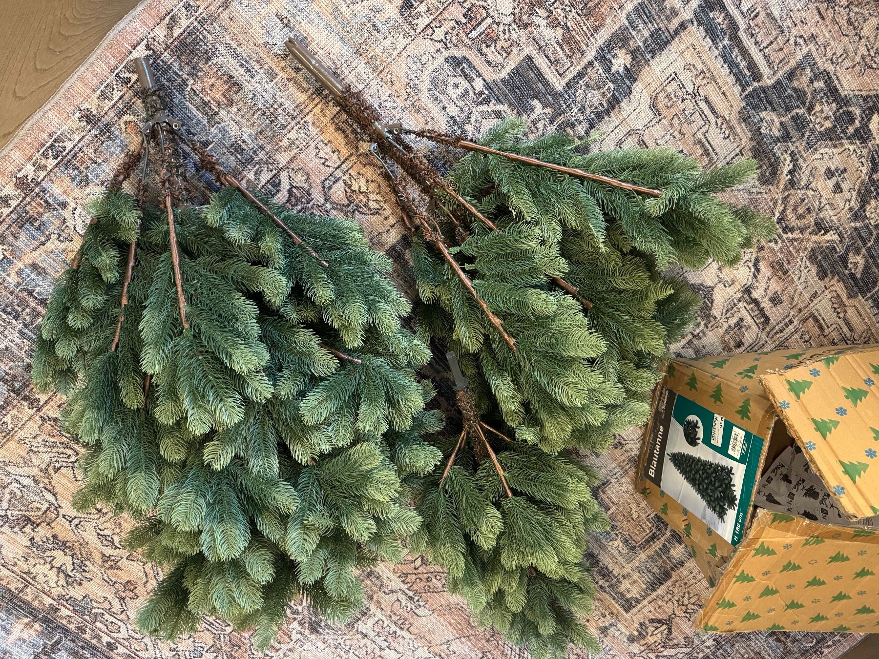 Toutes les décorations: Künstliche Blautanne – D'occasion à Hünibach par ellllaaa 1