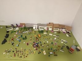  Playmobil Teile, Figuren, Häuser, Fahrzeuge, Möbel,…