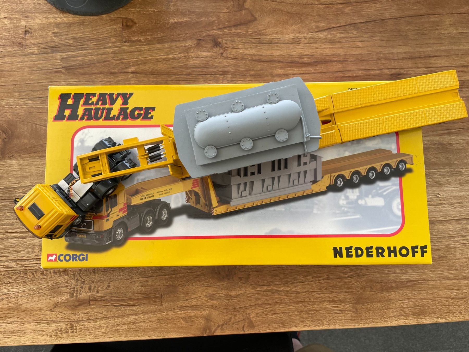 Corgi Toys Kit di modellismo & Modellini statici: MAN 6x4 Tieflader mit Generator NEDERHOFF – Difettoso da St. Gallenkappel venduto da Nagitgelb 1