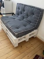 Palettensofa weiss mit grauen Polstern gebraucht