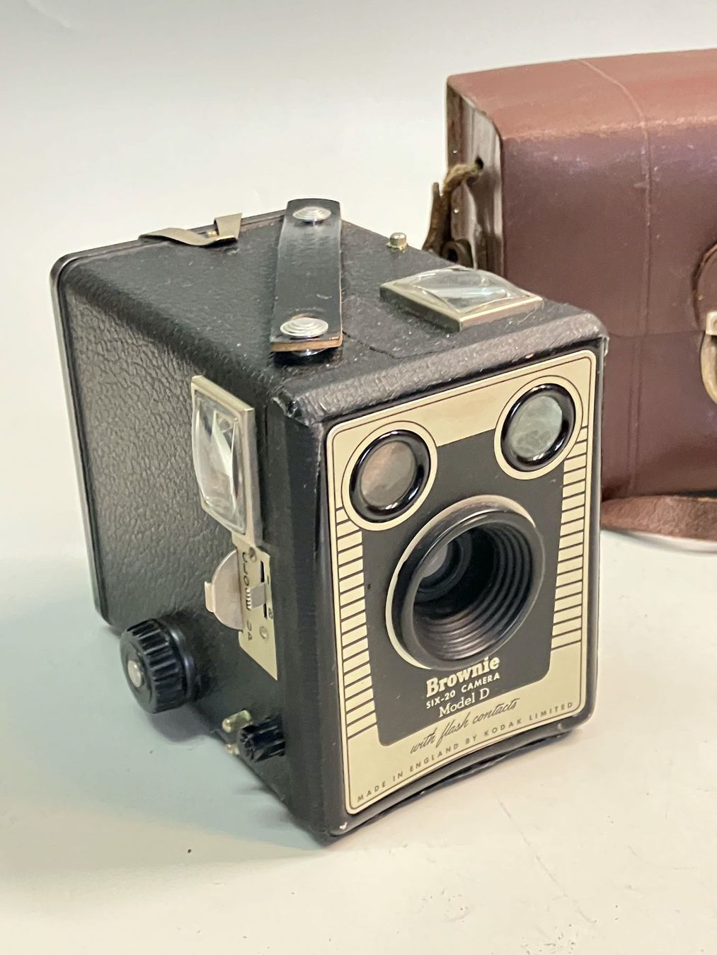 Kodak Kamera: Antike Box Kamera Kodak Brown Model D – Gebraucht aus Horw von luzernicus