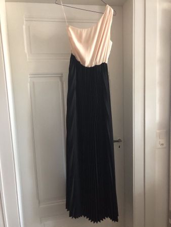 Abendrobe plissiert mit Stoffgürtel