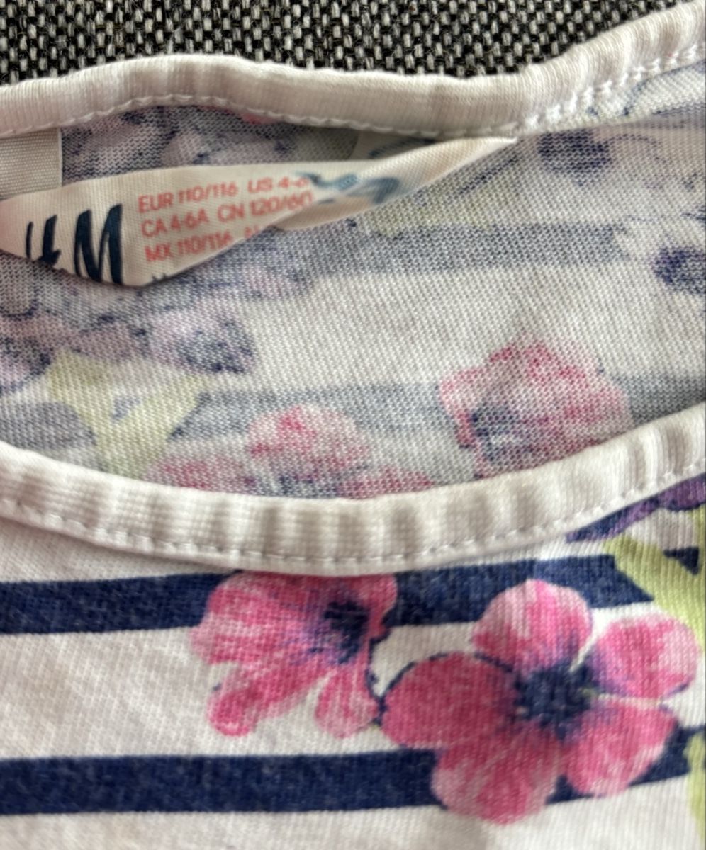 H&M Camicette, T-shirt & Top: H&M Shirt, Gr. 110/116, gestreift mit Blumen – Usato da Jegenstorf venduto da Annina0506 1