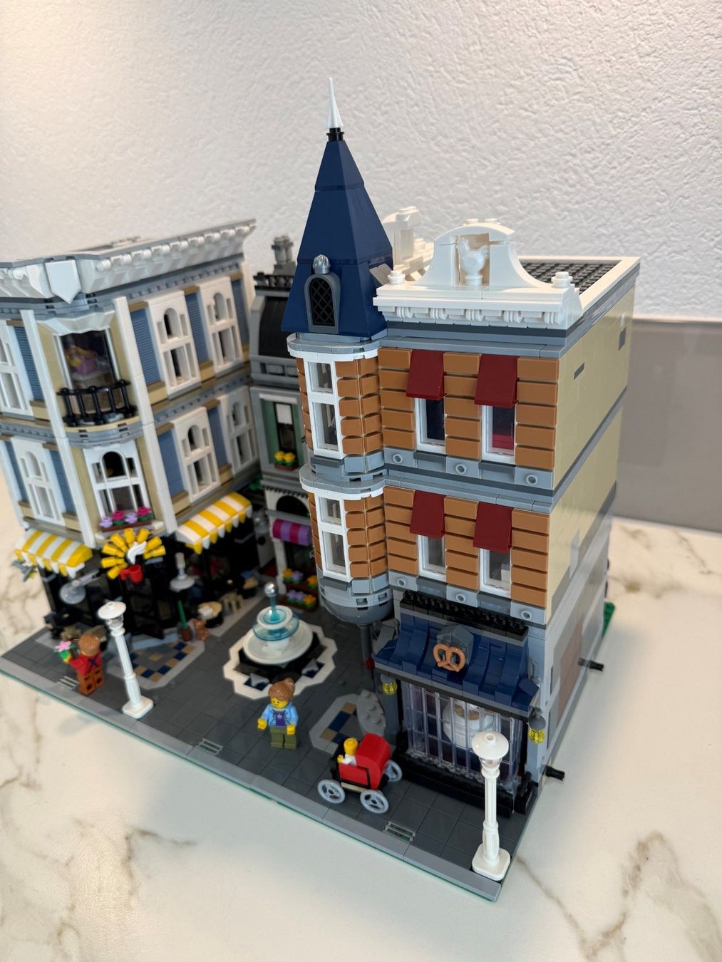 Lego Kit di costruzioni: Lego 10255 Stadtleben – Usato da Meisterschwanden venduto da Bigi1 2