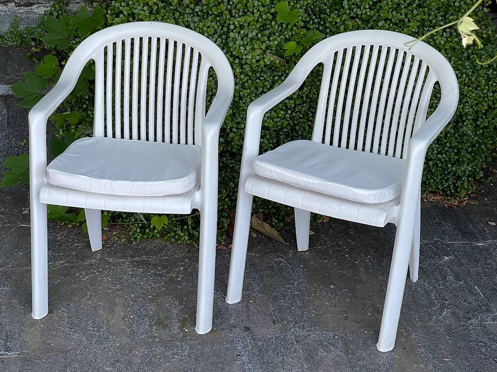 Chaises: 2x Stühle Monoblock – D'occasion à Zürich par kaufen.und.verkaufen