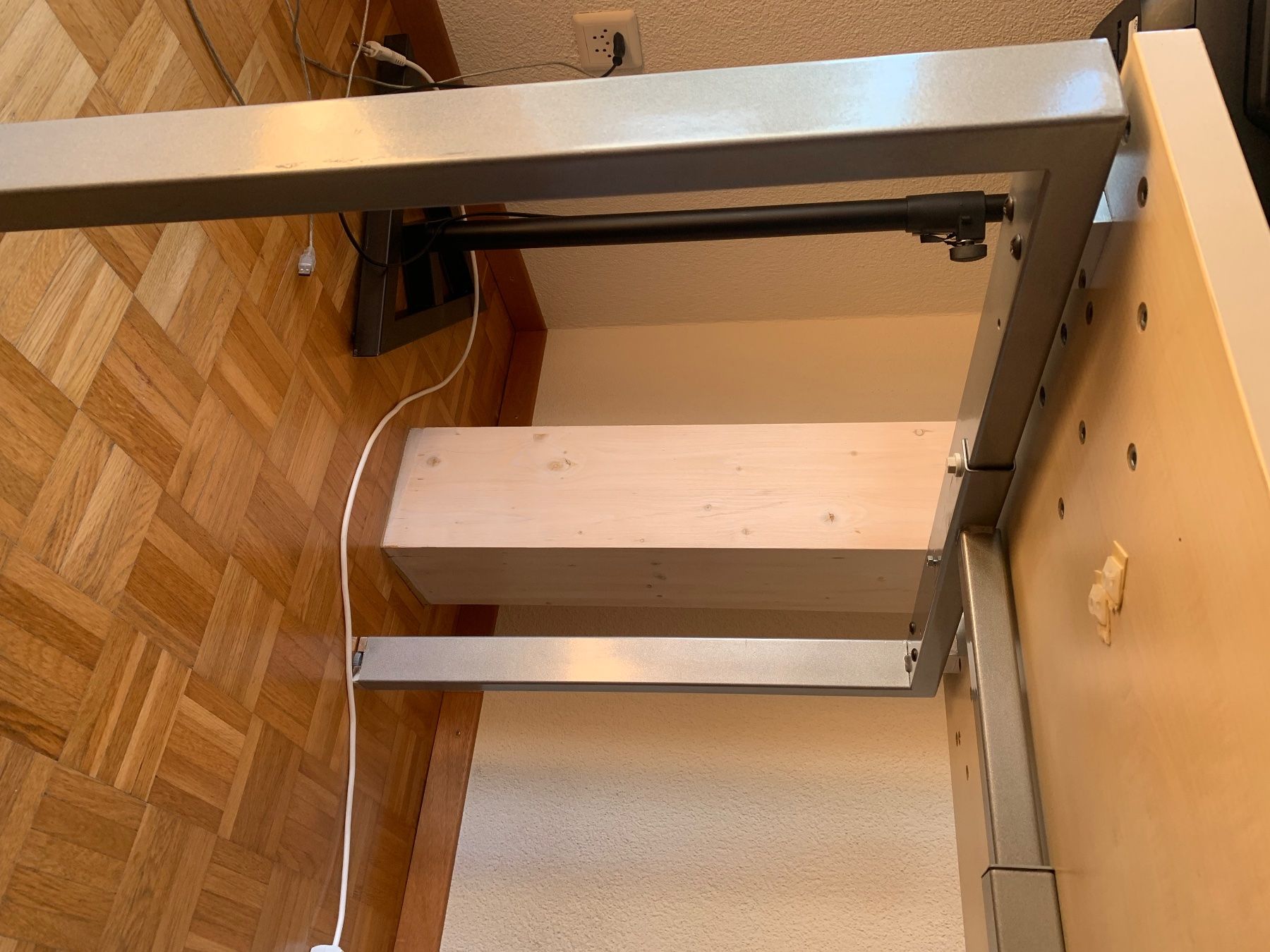 Scrivanie: Massiver Profi-Bürotisch mit Metallgestel – Usato da Unterentfelden venduto da loicmarkus 3