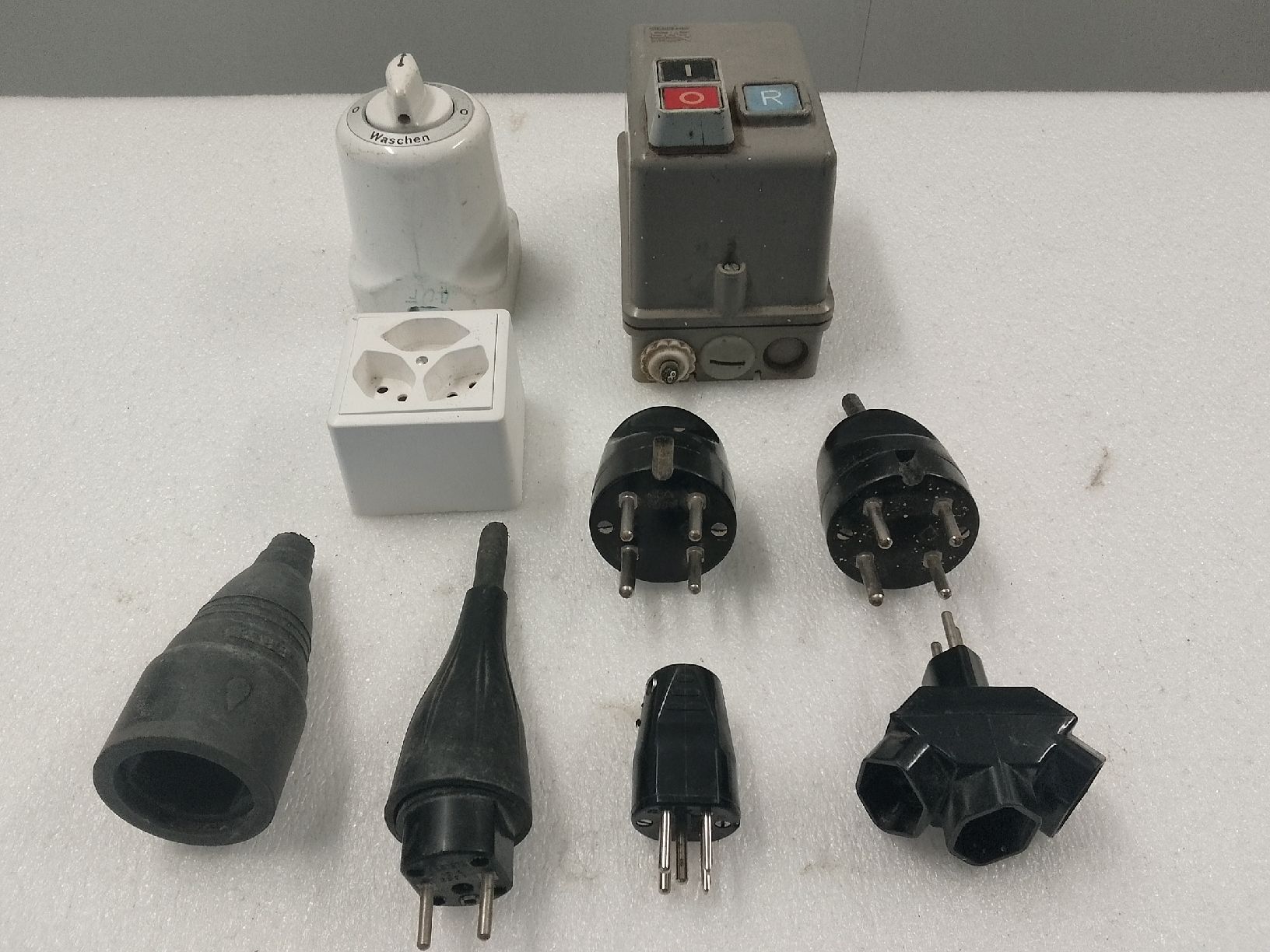Spine: Elektro Konvolut Schalter Stecker Drehschalter – Difettoso da Trubschachen venduto da Caddy8