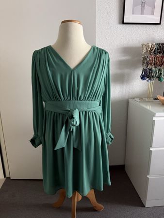 Grünes Sommerkleid mit Bindegürtel, Grösse M, Guter Zustand
