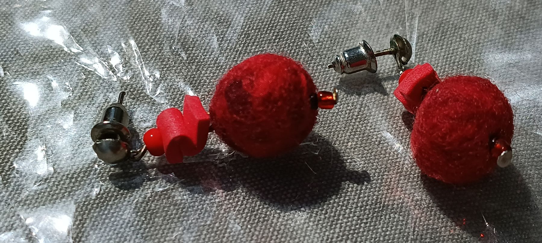 Orecchini pendenti & Orecchini a lobo: Handmade Fall Earrings: Red Felt, Wooly Balls – Nuovo (secondo la descrizione) da Zürich venduto da cat_9cvz