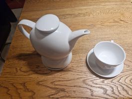 Teekanne mit Stövchen und Tasse mit Untertasse weiss
