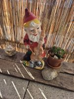 Dekorativer Gartenzwerg mit Kontrabass