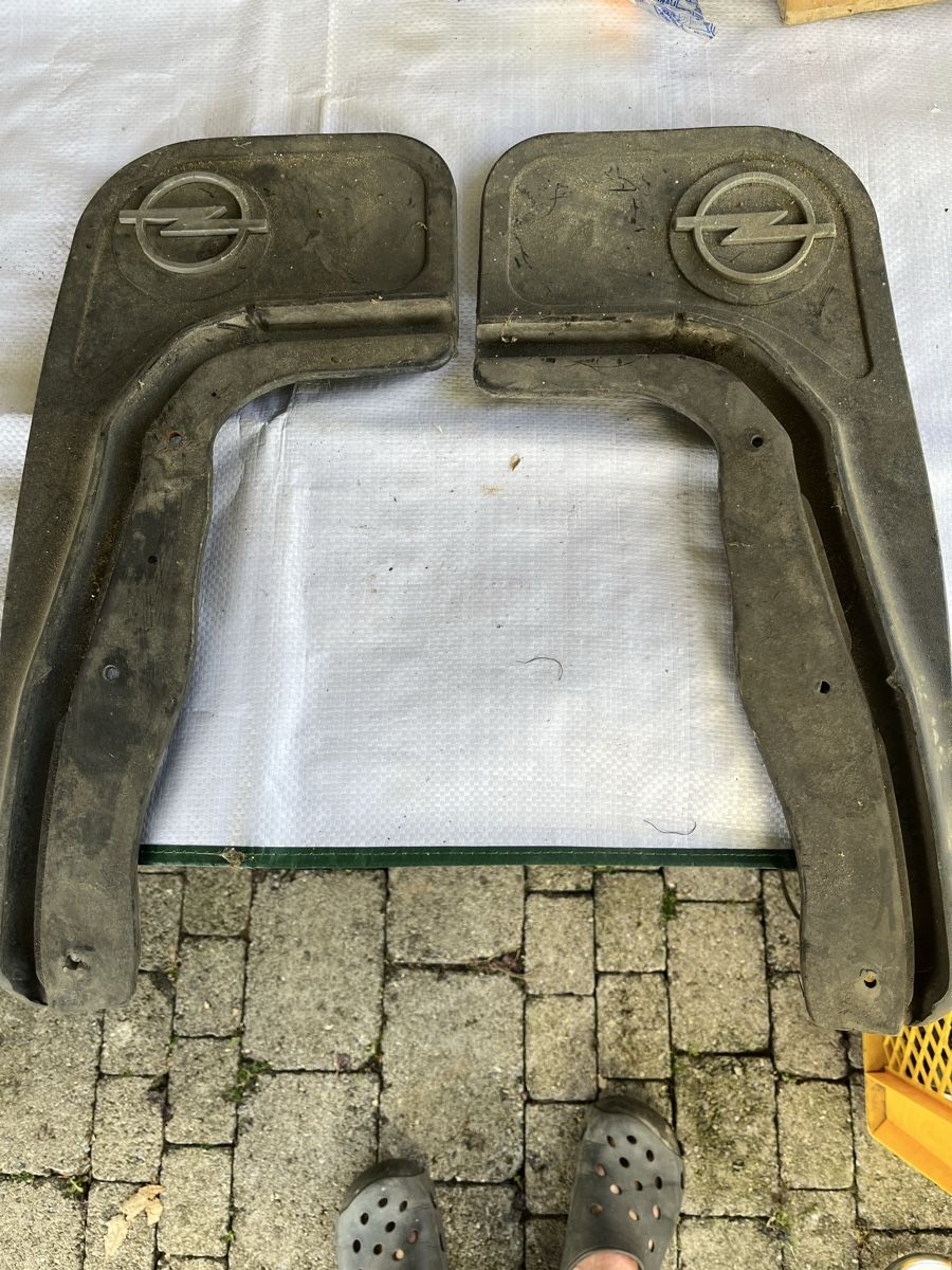Opel Toutes les pièces auto: Opel Kotschutzlapppen – D'occasion à Sempach par Brun1979