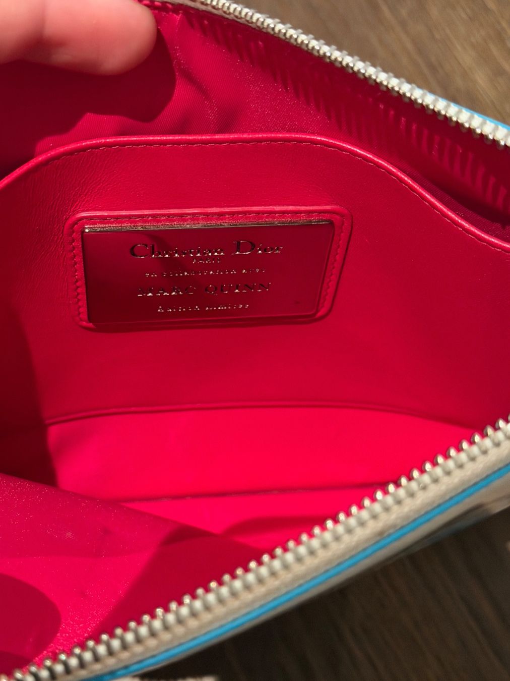 Dior Taschen: Dior x Marc Quinn Limited Edition Pouch – Neu (gemäss Beschreibung) aus Münchenbuchsee von arouse.swiss 3