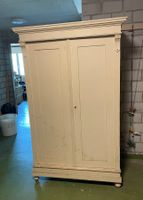Antiker Schrank aus Holz