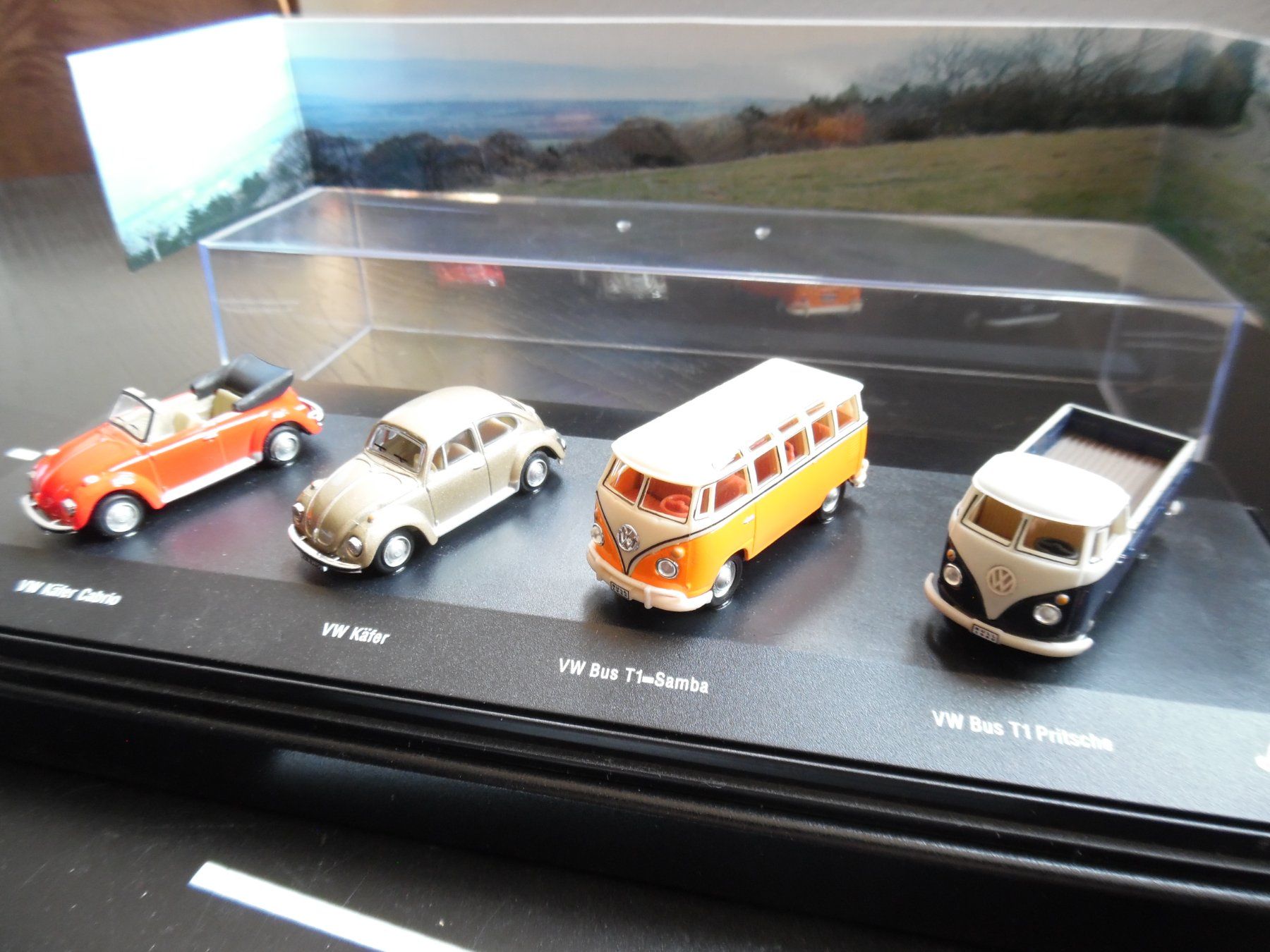 Schuco Voitures modèles: Schuco Oldimer 4er Set VW Bus+Käfer Modelle in Vitrine Box – D'occasion à Steinach par suzzi11