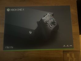 Xbox One X 1TB Bundle mit 4 Spielen neuwertig 