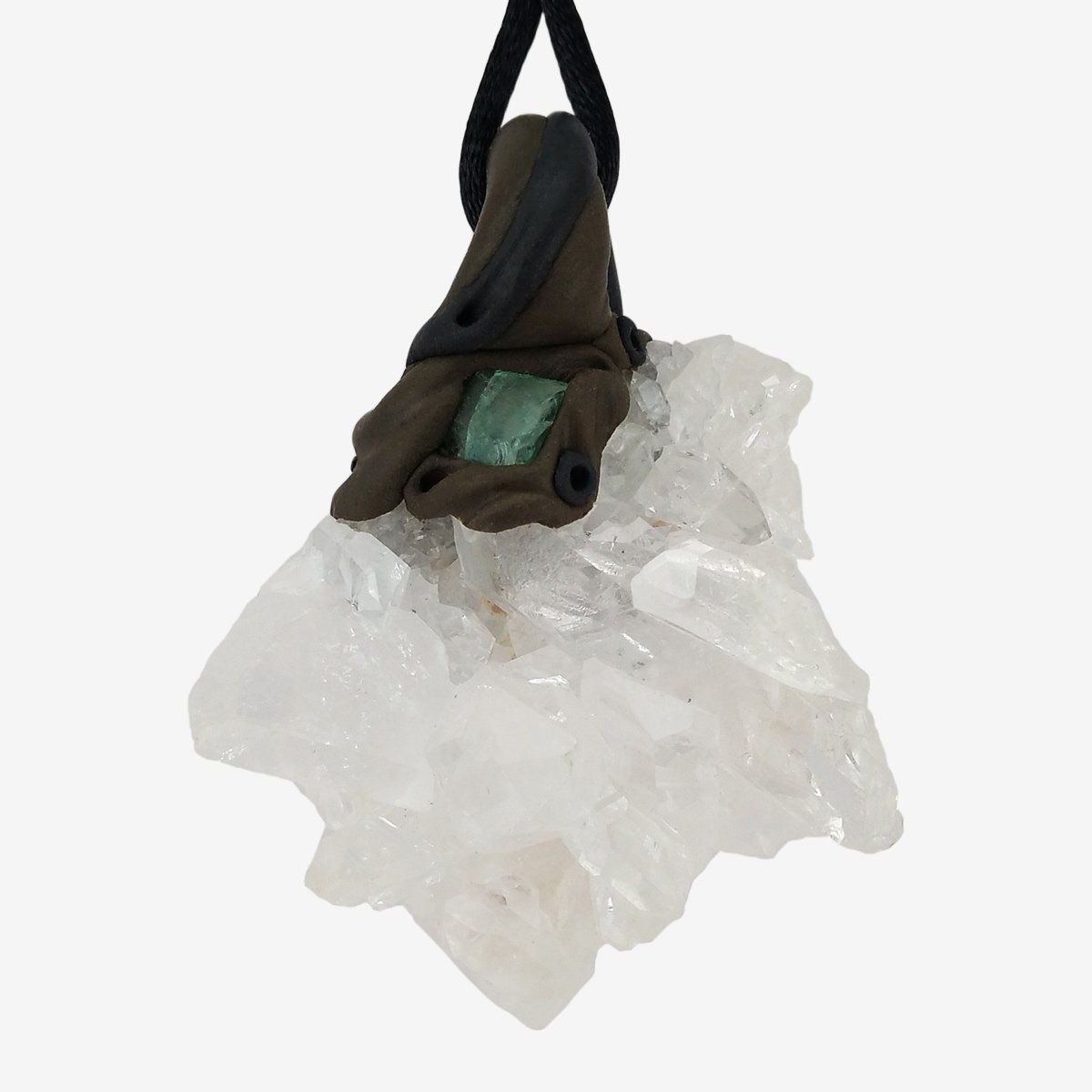 Mineralien & Heilsteine: Bergkristall Cluster mit Apatit als Steinanhänger – Neu und originalverpackt aus Meilen von Kaleidoskopia