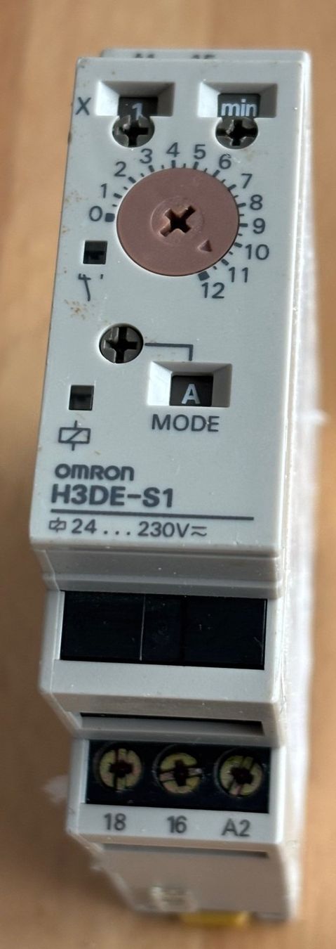 Omron Componenti elettronici: Omron H3DE-S1 - Zeitrelais - 230 Volt – Usato da Bassersdorf venduto da Antaris01