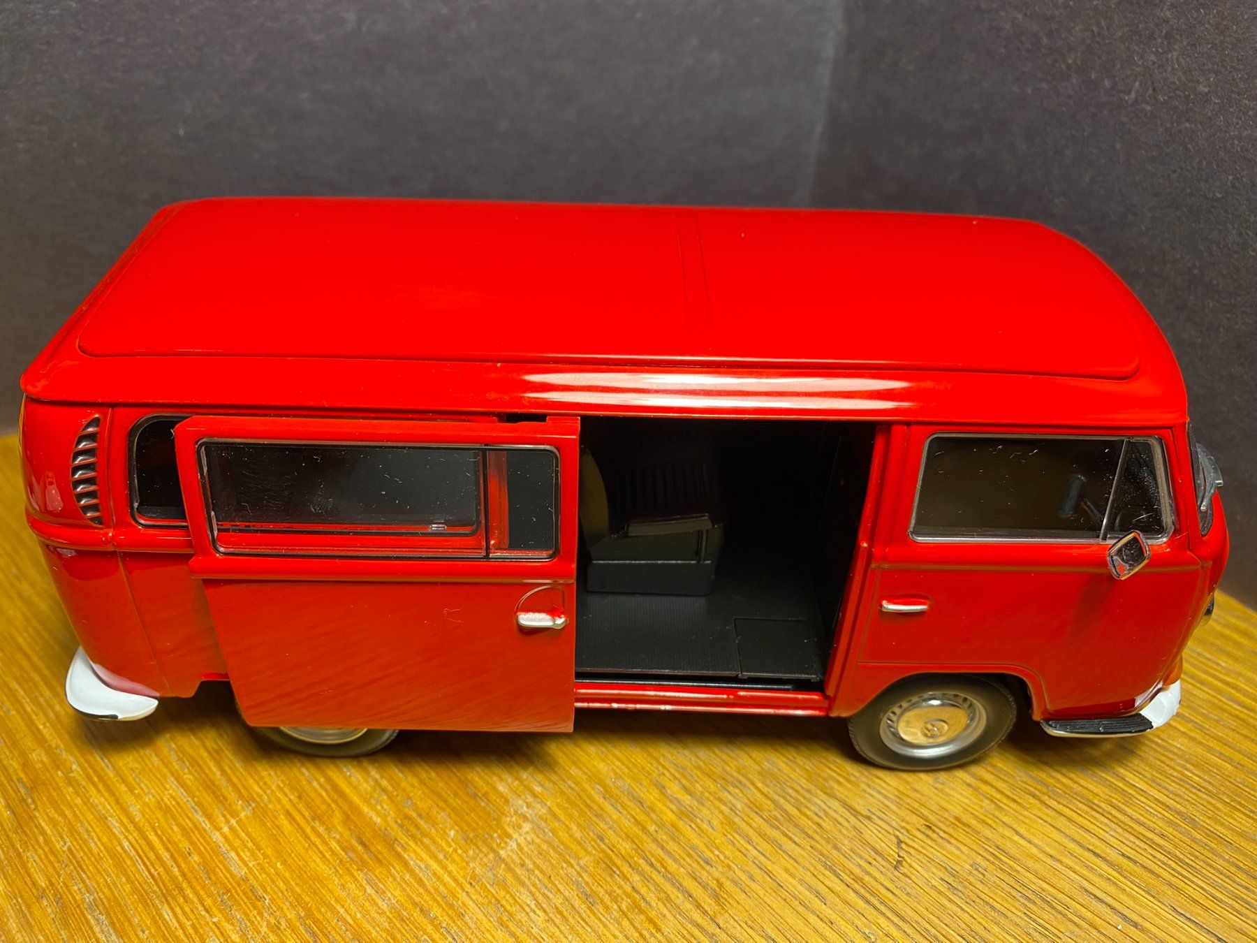 Welly Modellini d'auto: VW T2 Bulli - Welly 1:24 – Usato da Spiez venduto da Mlandcruiser 8