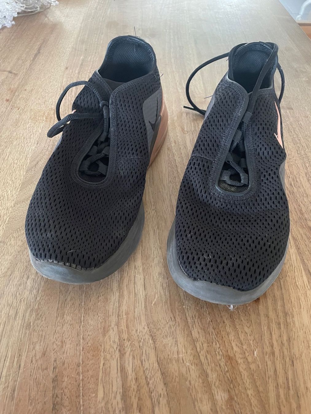 Nike Scarpe da donna: Nike AirMax Motion 2 Black/Beige Gr. 40 – Usato da Wollerau venduto da Poschro68