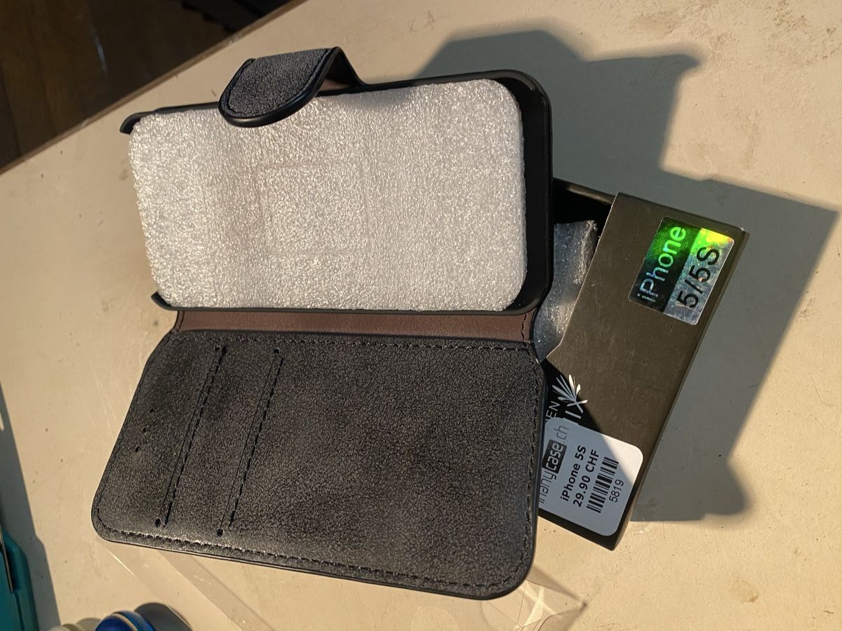 Apple Cover & Protezioni schermo: Etui für iPhone s5 – Nuovo e nell'imballaggio originale da Niederhasli venduto da lanzanese 1