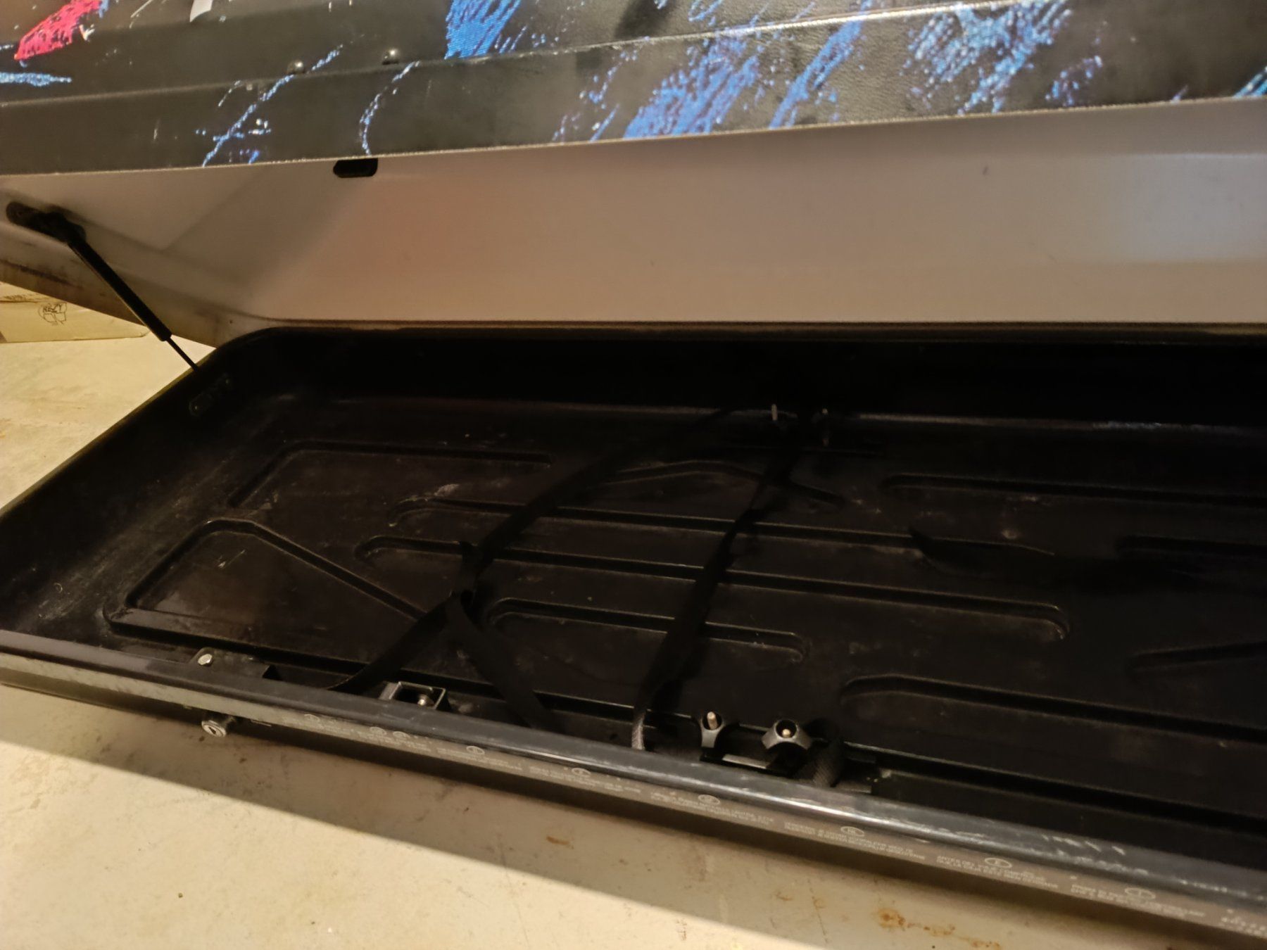 Thule Box da tetto: Thule Spirit Dachbox mit speziellem Design – Usato da Altstätten SG venduto da Koelsing 2