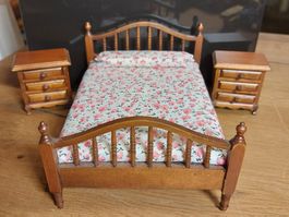 Puppenhausbett mit 2 Nachttischen, Holz