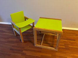 Puppen-Spielzeug: Stuhl und Tisch