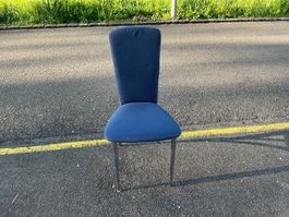 Blauer Stuhl mit hoher Lehne - ideal für Esszimmer!