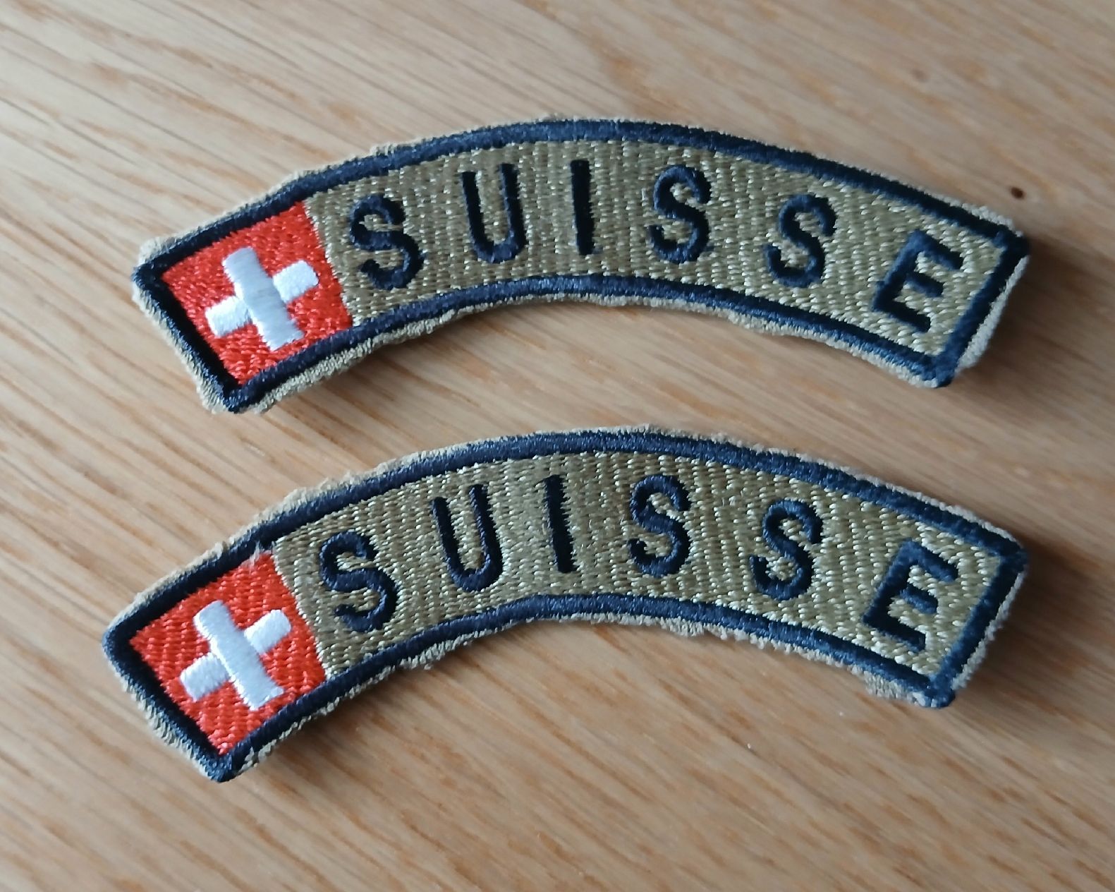 Schweizer Armee Uniformi: Insignes armée suisse   – Usato da Sciernes-d'Albeuve venduto da Dojo004