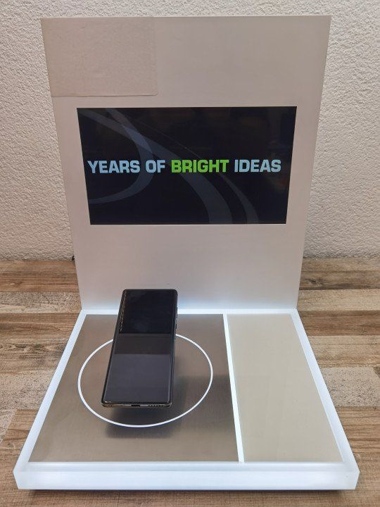 Vitrinen: Original DJI Design POS Display Typ 1,Beleuchtung & TFT – Gebraucht aus Schweizersholz von trademaster_24