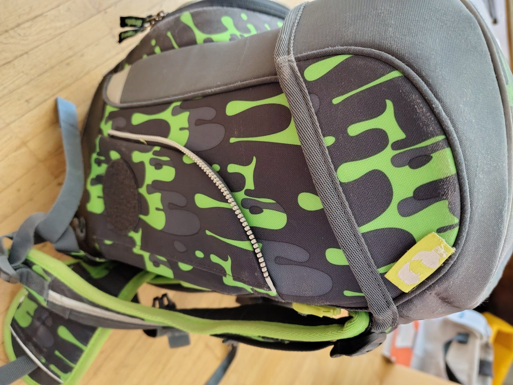 Ergobag Borse & Zaini: Grün-schwarzer Ergobag Schulthek mit Polizei-Kletties – Usato da Uster venduto da Truda 2