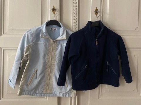 Lotti di vestiti: Fleece Jacke und Regenjacke 128 – Usato da Fribourg venduto da geraldine132
