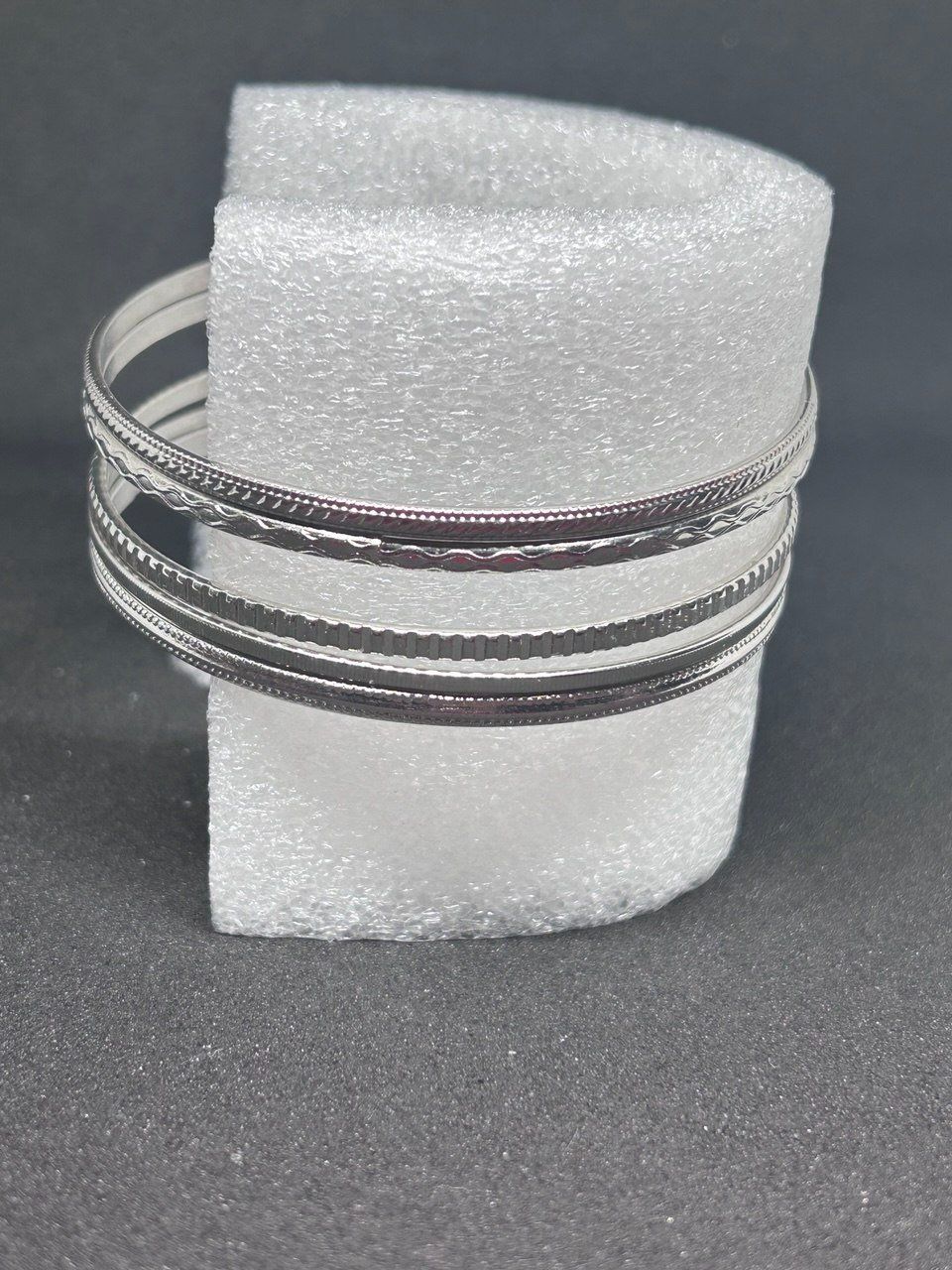 Bracciali & Braccialetti: 5 bracciali rigidi 7 cm diametro – Usato da Giubiasco venduto da LorisVale