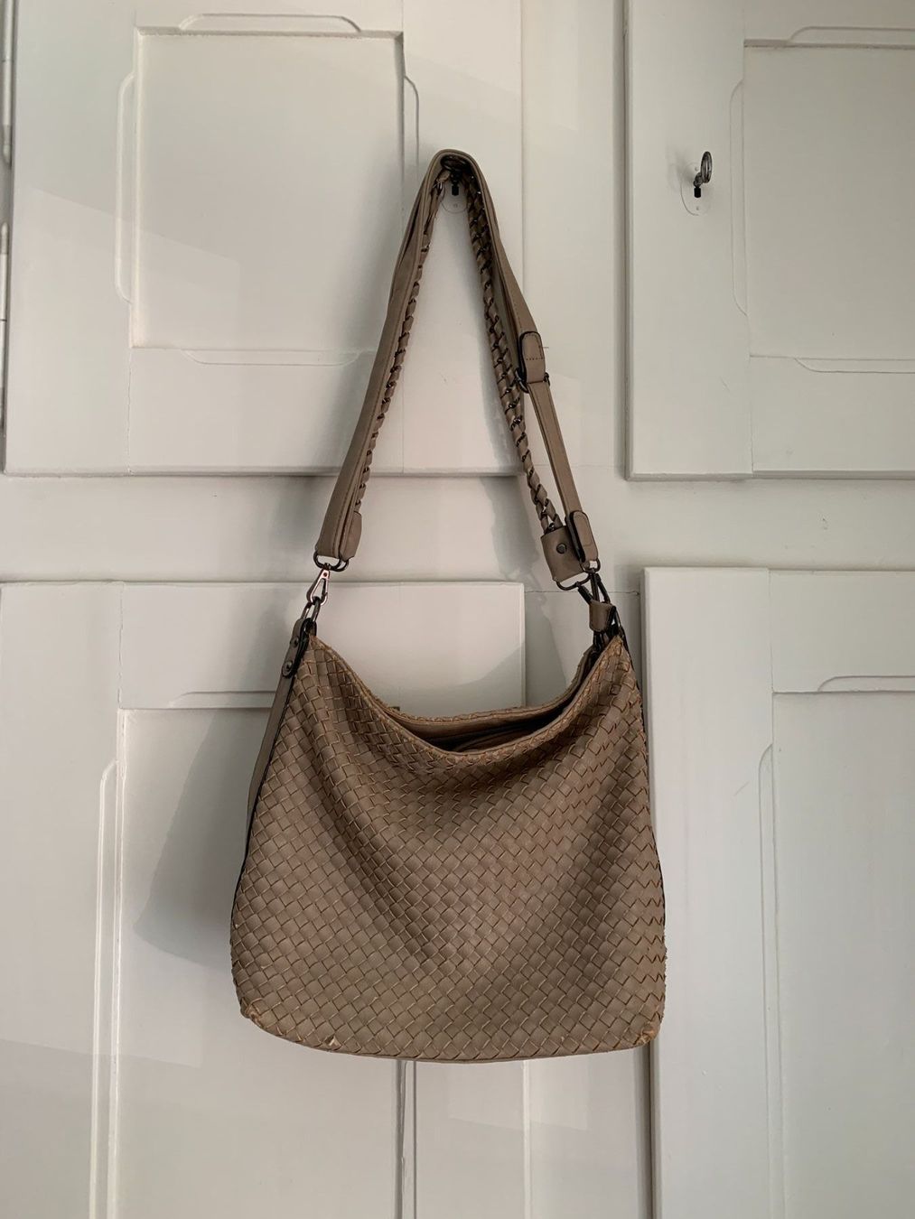 Taschen für Damen: ETERNEL - Umhängetasche taupe – Gebraucht aus Zürich von Diazaio