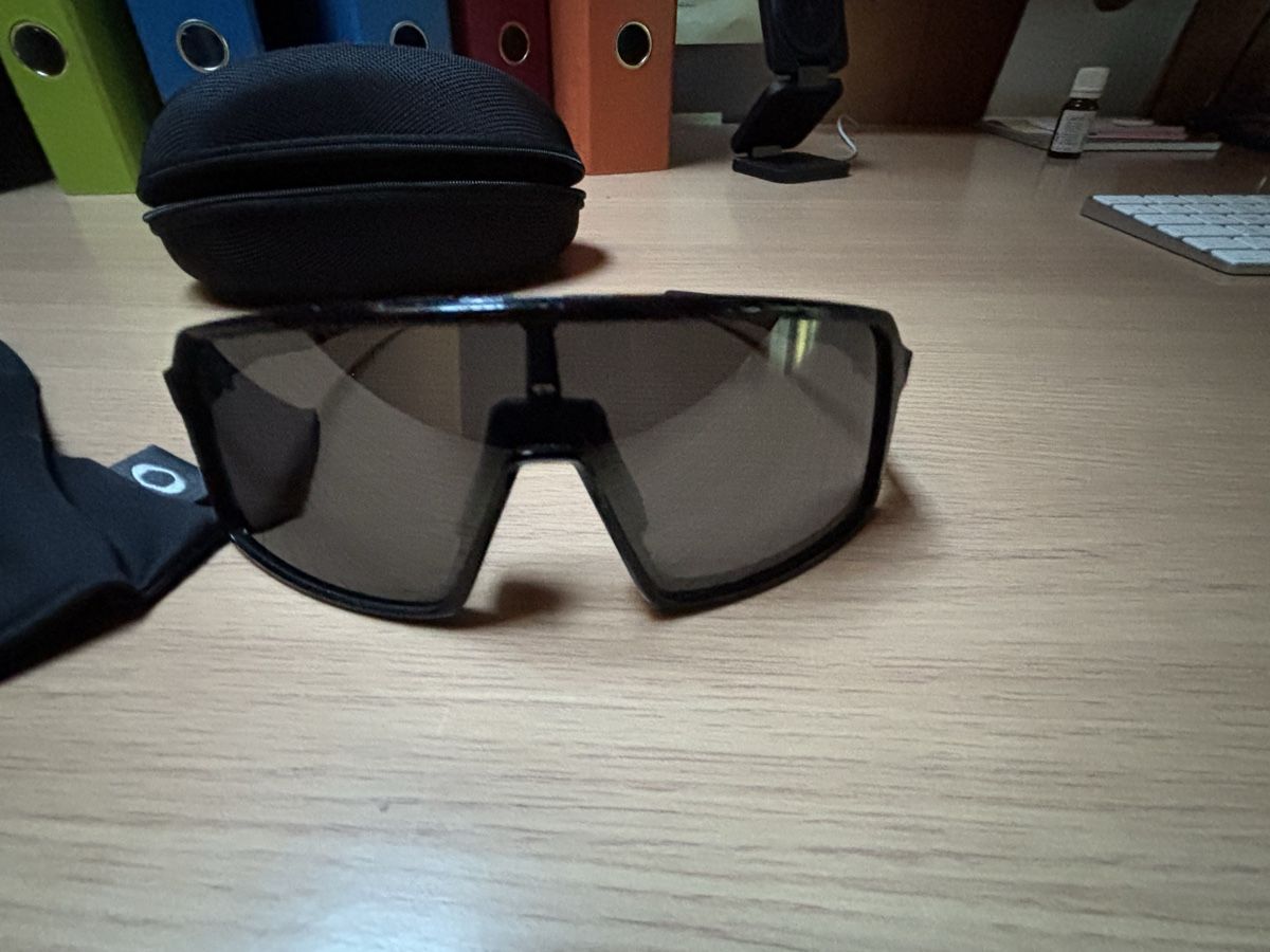 Oakley Lunettes & Verres: Sonnenbrille Oakley mit Etui  – D'occasion à Innertkirchen par Luchs861 1